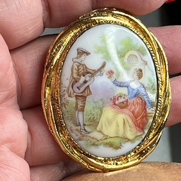 Antique Gold-Plated Porcelain Brooch With Romantic Scene Hand-Painted - Picture 4 of 4